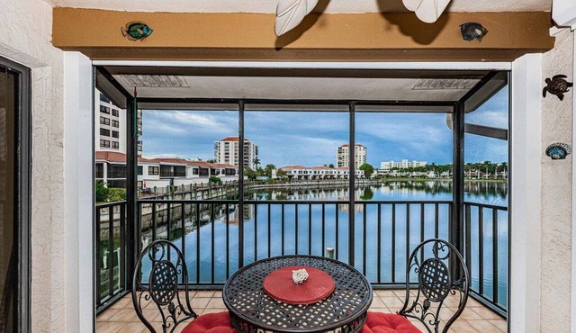 2BR/2BA Lakeview condo with pool, hot tub & WiFi in St. Pete in St. Petersburg