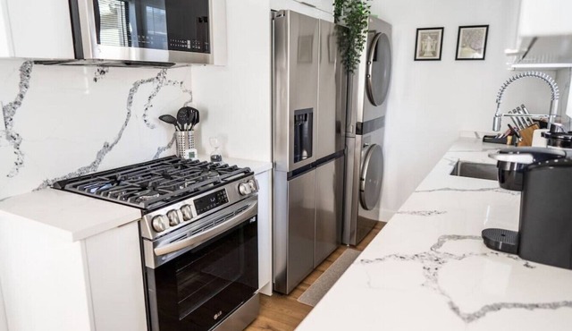 2BR APARTMENT with LARGE PRIVATE FENCED PATIO and PARKING (p59) in North Hollywood
