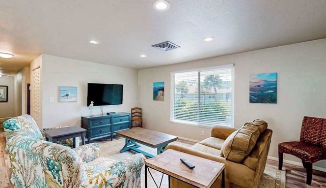 2nd-floor condo across the street from the beach with heated pool, balcony, WD
