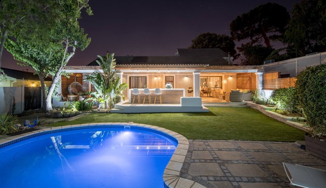 3-Bedroom House with big Porch, Outdoor Kitchen, Heat Pump heated Swimming Pool in Cape Town
