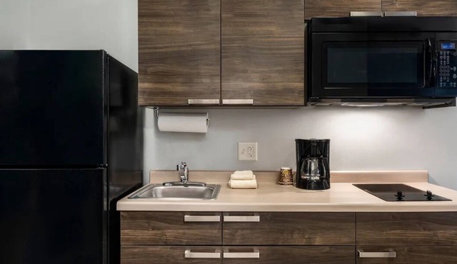 3 Group-Friendly Units w/Kitchen | 5.2 Mi to Laishley Park | Free Parking
