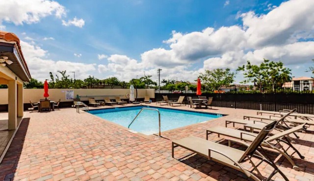3 King Bd ~ The Hive ~Pool-Bikes-Beach-Baby-Golf Supplies-Walk to Dining & Shops