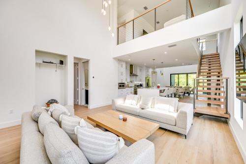 3 Mi to Naples Beach: Luxurious Home w/Pool!