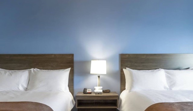 3 Minimalist Units w/Full Kitchenette & Free Parking | 4.8 Mi to Harborwalk