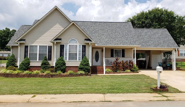 30+Day Stay Pet friendly Parking 3 cars BMW & GSP Airport
