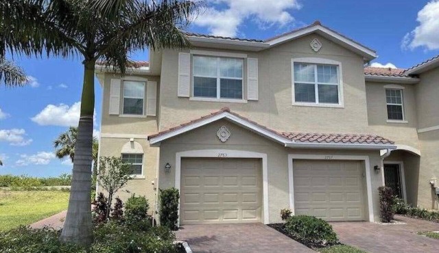 3Bd/2.5Ba townhome in beautiful Naples. Fully Funished!