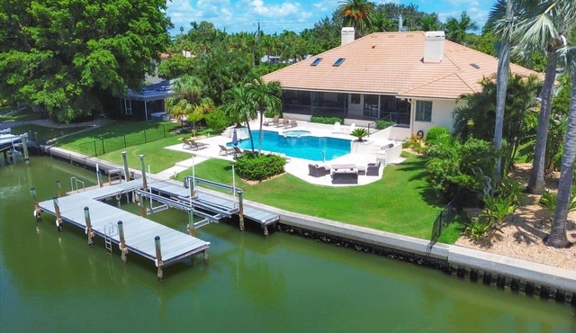 4/3 Waterfront, Pool/Hot Tub, walk to St Armands