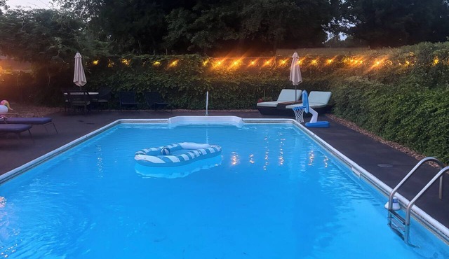 4-bedroom house with pool and sand volleyball court 1 mile from Gardner Webb in Shelby