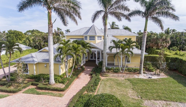 4 BR LUXURY ESTATE POOL HOME. Pet friendly. Minutes to Beach. Sleeps 10