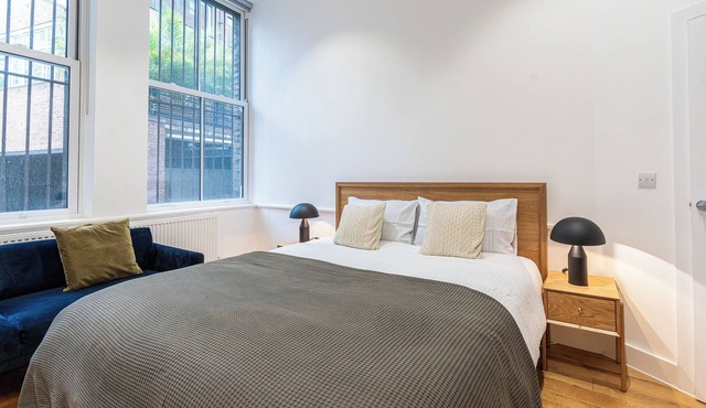 4-Flat Entire Building | Sleeps 18 | Elizabeth Line to Heathrow | Farringdon in London
