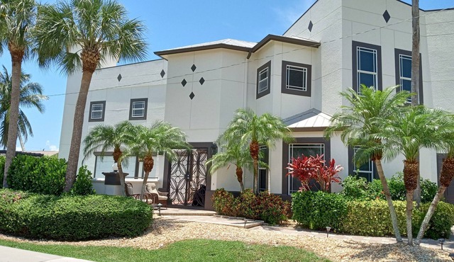 5 bdrm- Vanderbilt Beach Pool Mansion ! 4 Blocks to Beach & Mercado!