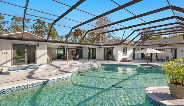 6 bedroom Oasis with Extra Large Pool, spa, EV Charger & Guest House, Sleeps 16+