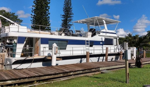 62' Yacht M/V Possibilities on wide Private Canal by RedAwning