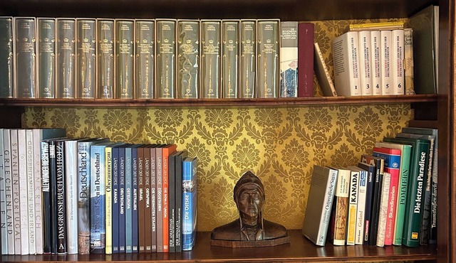 A book heaven to dive into with hiking and cycling trails, canoe access close to in Leun