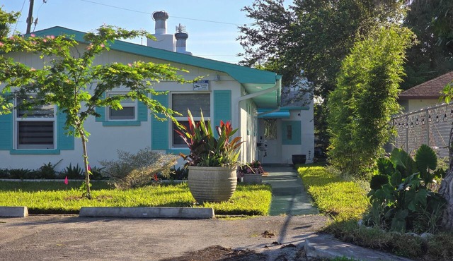 ABC Private triplex near the beach and 5 ave South 6-bedroom 3-bath in Bayshore