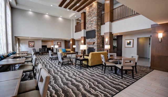 ADA King Suite w/Breakfast, Pool & More! in Holland