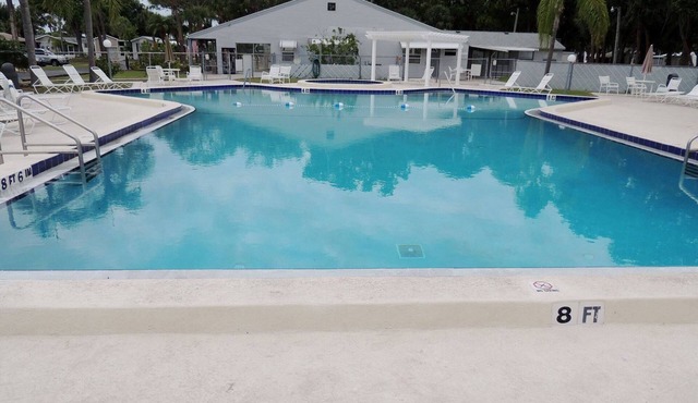 Adorable 1/1 in coveted Sarasota Lakes!