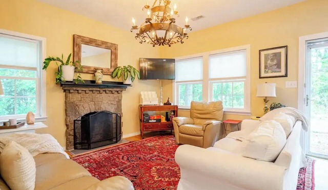 Adorable Cottage + Convenient & Quiet + Excellent Location in Richmond