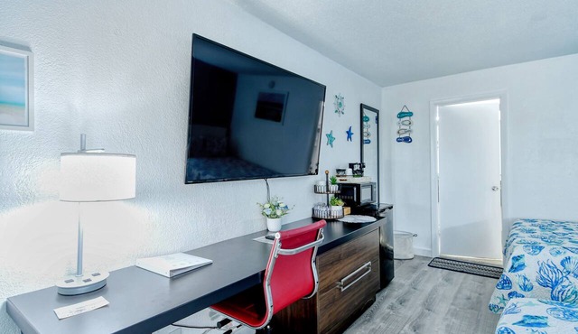 All-New, First Floor, Huge Pool, 70" TV, Tiki Bar!