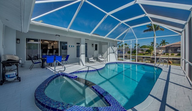 All New Luxury Waterfront Home Each Bedroom has full bathroom, Heated Pool&Spa