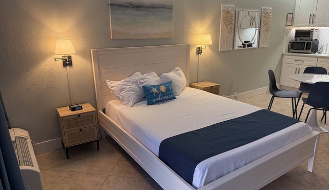 ALL-NEW Waterfront Room, Heated Pool, Tiki Bar/Grill