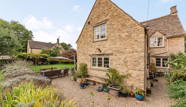 An impressive five bedroom country home in the heart of the Cotswolds - Barnsley Cottage in Cirencester