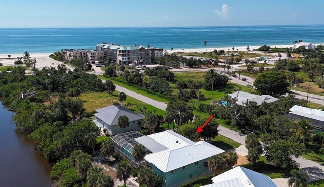 As Seen on Hgtv's House Hunters! Near Beach, Pet Friendly & Pool, Sleeps 8