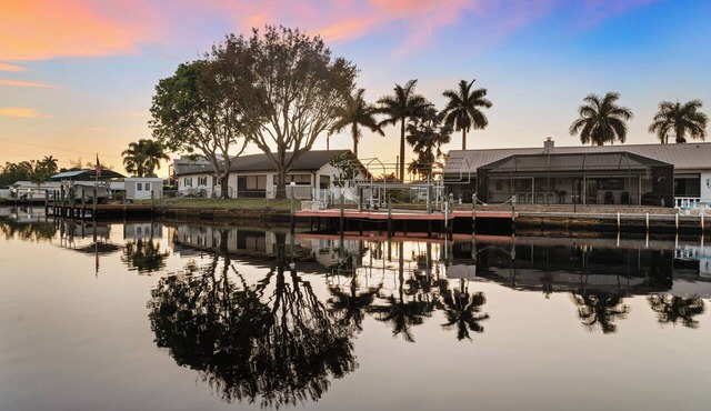 August Deal: Waterfront, Boat Dock, Hot Tub, Fishing & Pets Welcome