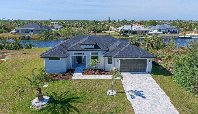 Azure Paradise | Canal View | Dock | 2 Masters | Spa in Port Charlotte
