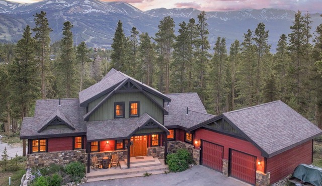 Baldy Ridge Chalet: Dogs Welcome! Hot Tub, Epic Game Room & Stunning Views! in Breckenridge