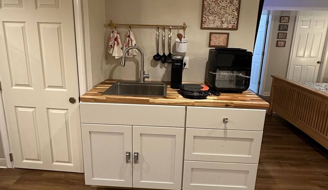 Ballston Studio: 4 block metro walk - free parking in Arlington