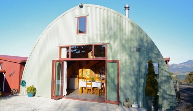 Barn-style Accommodation Near Dunedin in Doctors Point