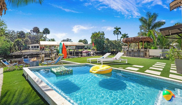 Bay Access Tiki Bar Getaway,Pool,Spa,Sleeps 10