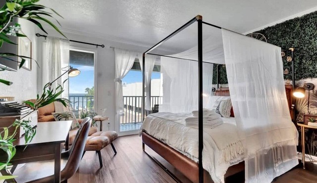 Bay View Themed Resort Condo w/Heated Pool & Bar
