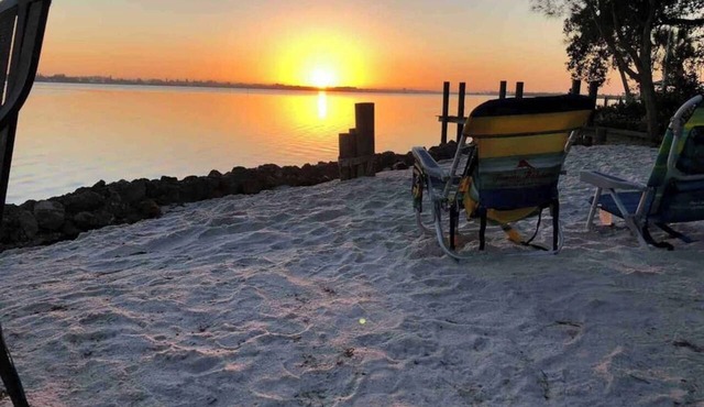 Bay Waterfront Mermaid's Retreat Delights! Great spot on desirable Manasota Key!
