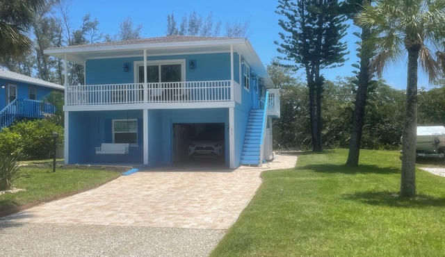 Beach House & pool 250 steps from the white and silky sand of Anna Maria Island
