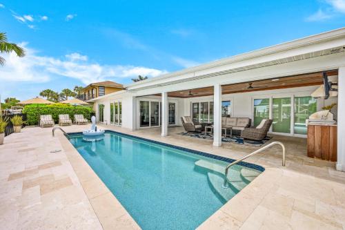 Beach Life - Less Than 1 Mile To Vanderbilt Beach! - ON THE WATER