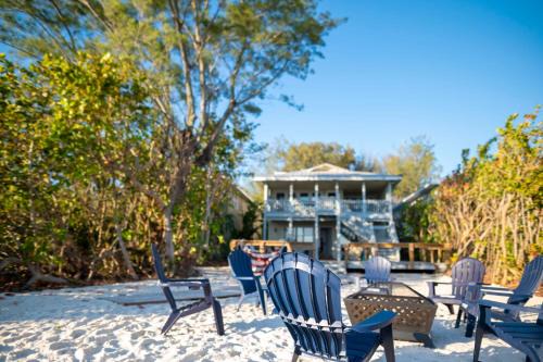 Beachfront Estate Treasure Island Paradise 6BD 3BA with Observation Deck in St. Pete Beach