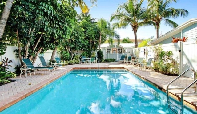 Beachside 2BR AMI Villa with Pool Access in Holmes Beach