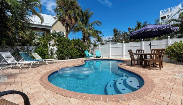 Beachy Boathouse Cottage, 2 BR,1BA, Private Pool, Steps to Beach and Bay-