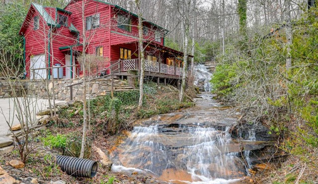'Bearadise' Cabin w/Hot Tub at Hidden Gem Falls! in Franklin