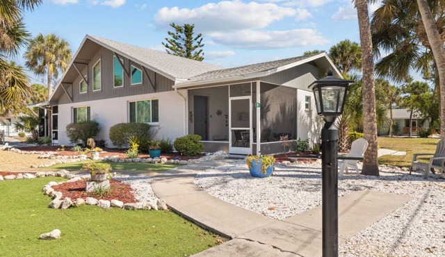 Beautiful 1 bedroom cottage close to the beach w/4 night min.! PET FRIENDLY