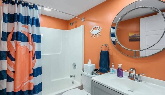 Beautiful 2 bedroom, 2 bath condo with pool. 5 mins to shops and restaurants.