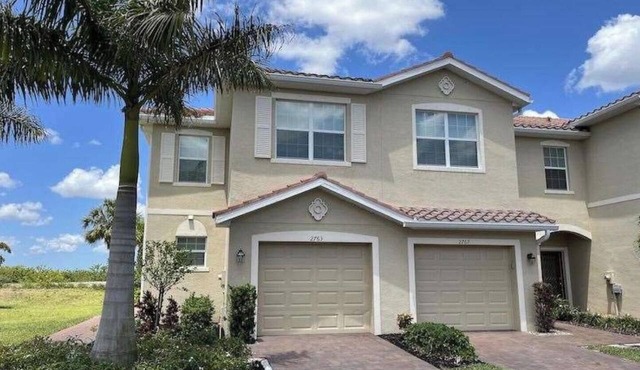 Beautiful 3B/2.5BA. Fully furnished townhome featuring a spacious floor plan.