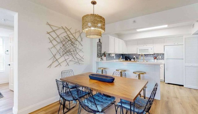 Beautiful bright condo with a balcony & W/D - pool, gym, and game room access