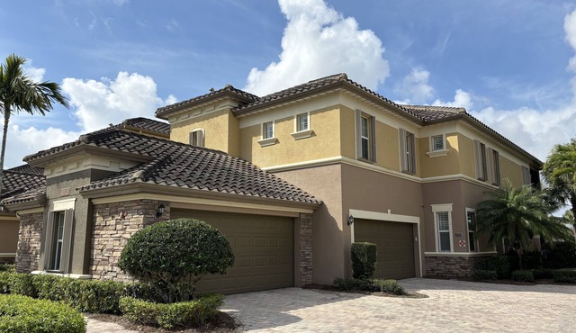 Beautiful Coach home in The Quarry overlooking lake and golf course