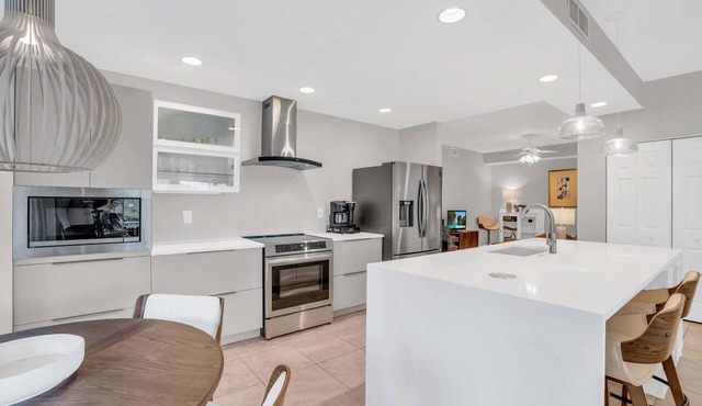 Beautiful Corner Unit in Woods Edge W/Brand New Kitchen, Community Pool -Close to Beach
