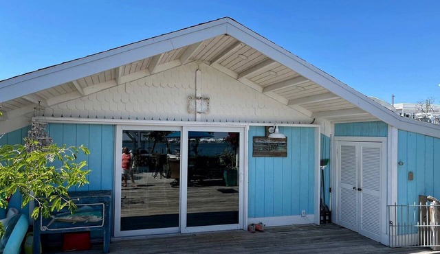 Beautiful Cottage on the Bay with Private Dock and Hot Tub for a Memorable Getaway on Little Gasparilla Island, Florida