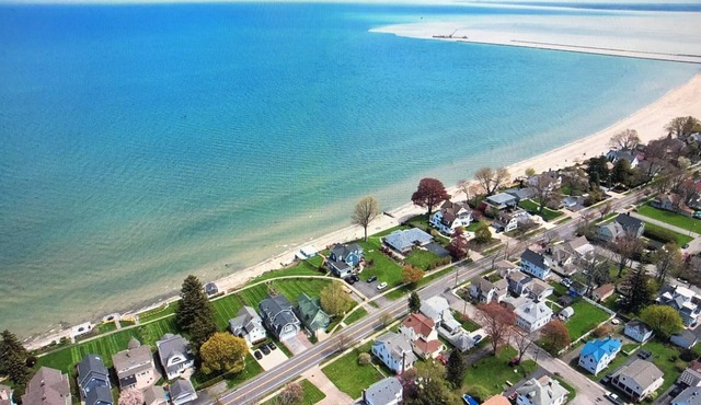 Beautiful Lake home-5 minute walk to the Public Beach Area, in Rochester