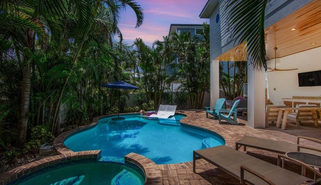 Beautiful luxury home! Pool, rooftop deck and steps from the beach!